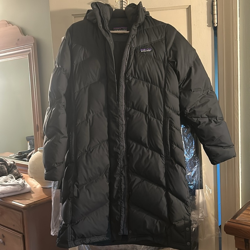 Patagonia-Women's Down With It Parka- preowned